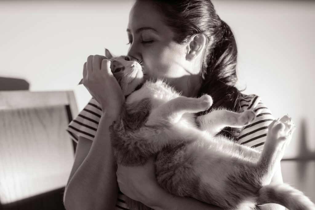 Mujer Abrazando Gato - Sephia